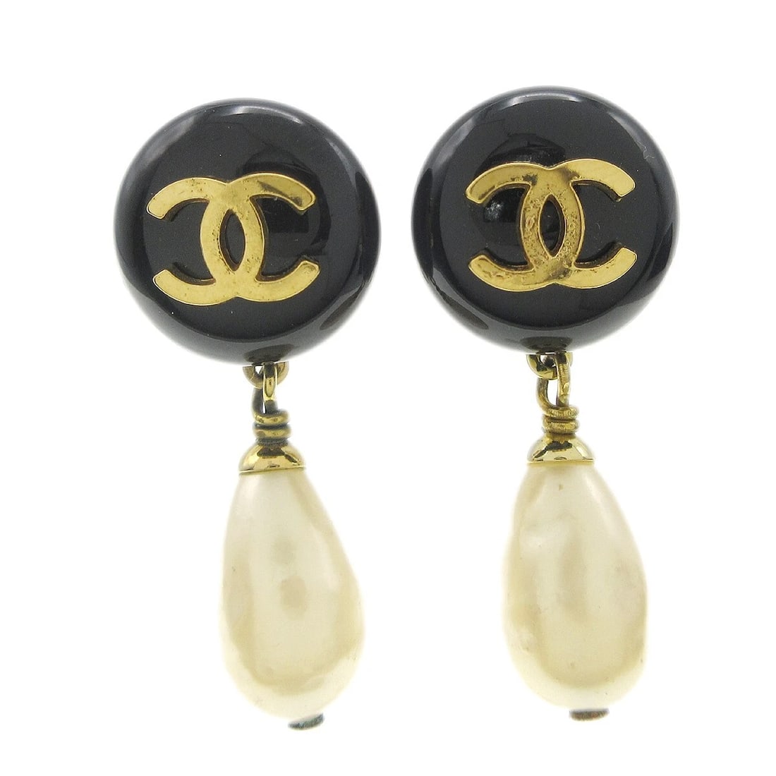 CHANEL PEARL DANGLE EARRINGS CLIP-ON BLACK: Chanel Pearl Dangle Earrings Clip-On Black Brand: CHANEL Type/Style: Earrings Material: Gold-plated, Acrylic, Color: Gold, Black, White Size: W 1.5 x H 3.8 cm Accessories: None Accessories Notice:
