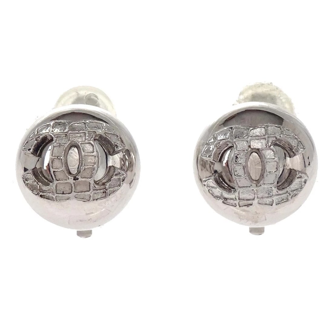 CHANEL BUTTON CLIP-ON EARRINGS SILVER: Chanel Button Clip-On Earrings Silver Brand: CHANEL Type/Style: Earrings Material: Silver Plated, Color: Silver Size: Diameter : 1.4 cm Accessories: None Accessories Notice: When purchasing pre-owned