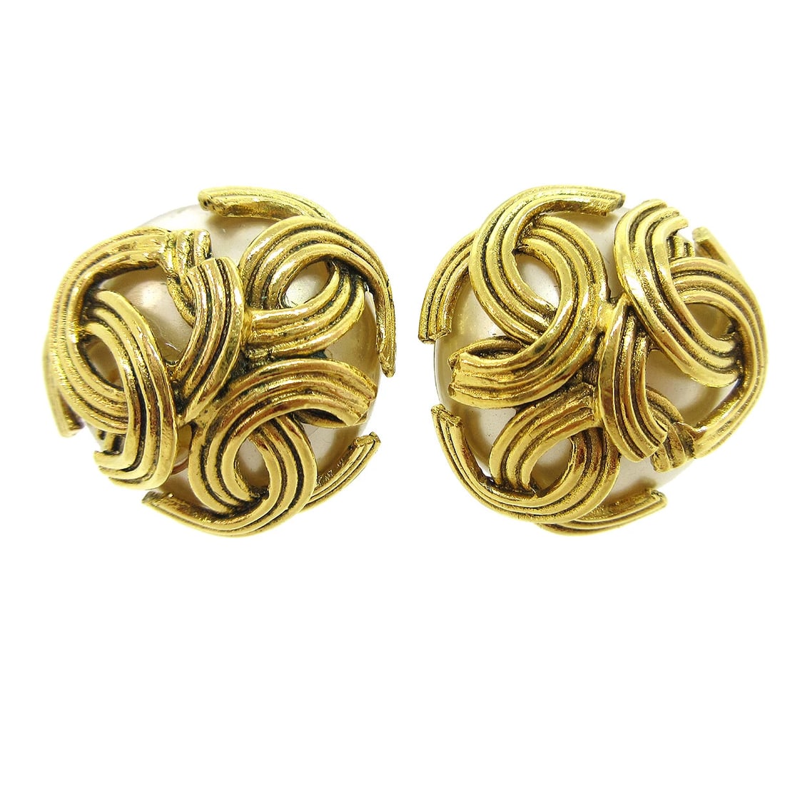 CHANEL TRIPLE PEARL BUTTON EARRINGS CLIP-ON GOLD: Chanel Triple Pearl Button Earrings Clip-On Gold Brand: Chanel Type/Style: Earrings Material: Gold-tone, Color: Gold, White Size: Diameter : 2.1 cm Accessories: None Accessories Notice: Wh