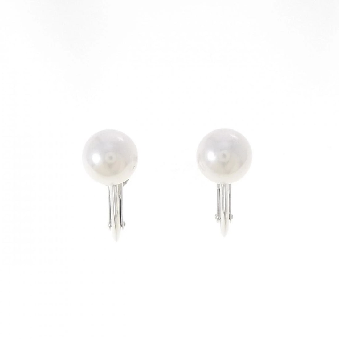 TASAKI AKOYA PEARL PIERCE: TASAKI Akoya Pearl Pierce Brand: TASAKI Type/Style: Tasaki Pierce/Earring Material: 750 white gold, Main Stone Akoya Pearl 0.3 " Color: white gold Size: Actual Size Diameteraround: 7.0mm Accessories: