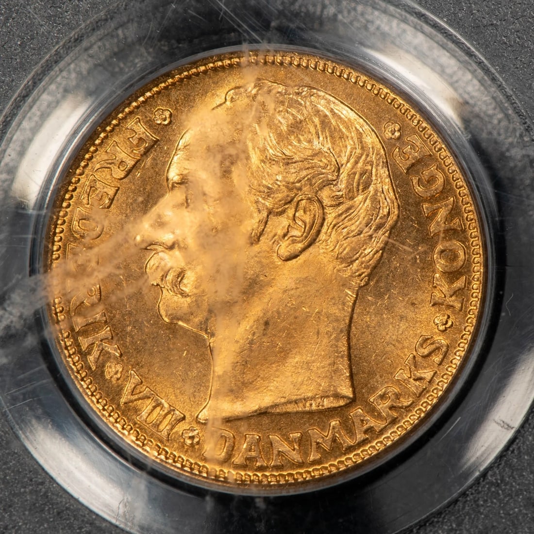 1909 VBP DENMARK 10 KRONER GOLD COIN: 1909 VBP Denmark 10 Kroner Gold Coin Brand/Mint: None Year: 1909 Fineness: 0.9 Country of Origin: Denmark Accessories: None Accessories Notice: When purchasing pre-owned goods, please refer to the