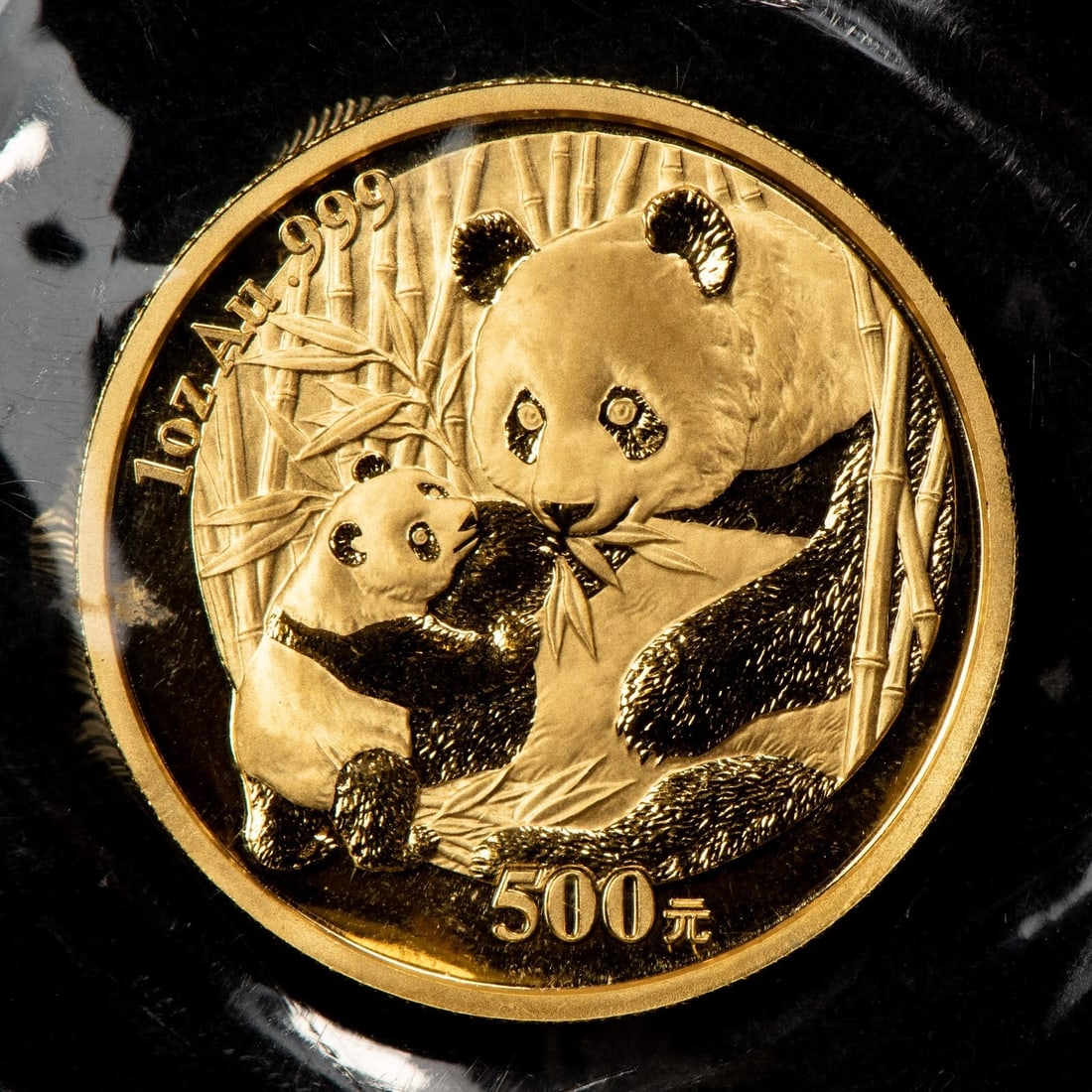 2005 500 YUAN CHINA 1 OZ GOLD PANDA COIN: 2005 500 Yuan China 1 oz Gold Panda Coin Brand/Mint: Chinese Mint Year: 2005 Fineness: 0.999 Country of Origin: China Accessories: None Accessories Notice: When purchasing pre-owned goods, please r