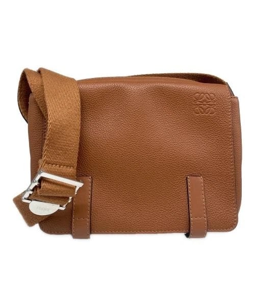 LOEWE MILITARY MESSENGER BAG IN SOFT GRAINED CALFSKIN: LOEWE Military Messenger Bag in Soft Grained Calfskin Brand: LOEWE Type/Style: Messenger Bag Material: Soft Grain Calf Color: Cognac / Brown Size: H:18.0cm / W:23.5cm / D:10.0cm Accessories: None