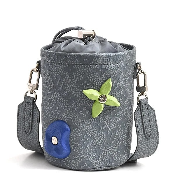 LOUIS VUITTON TRIOMPHE CLIMBING CHALK POUCH: Louis Vuitton Triomphe Climbing Chalk Pouch Brand: LOUIS VUITTON Type/Style: Pouch Material: None Color: Gray Size: W:12cm x H:16.5cm x D:11.5cm Accessories: None Accessories Notice: When purchasing