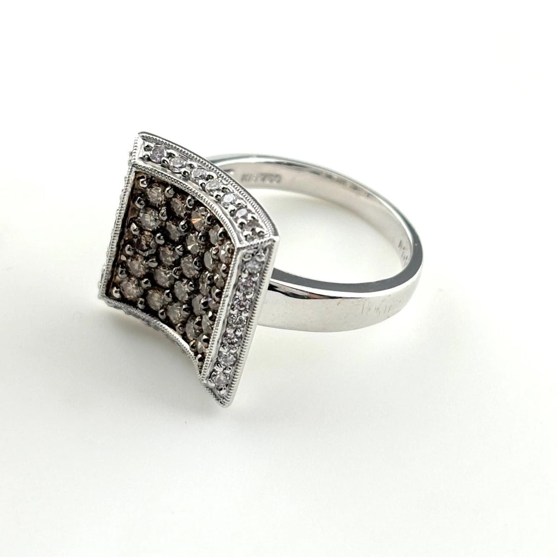 MELEE DIAMOND DESIGN RING: melee diamond design Ring Brand: Unbranded Type/Style: Ring Material: 18K ?750, Main Stone Natural Color: Silver Size: US 7.5 to 8 Accessories: None Accessories Notice: When purchasing pre-owned