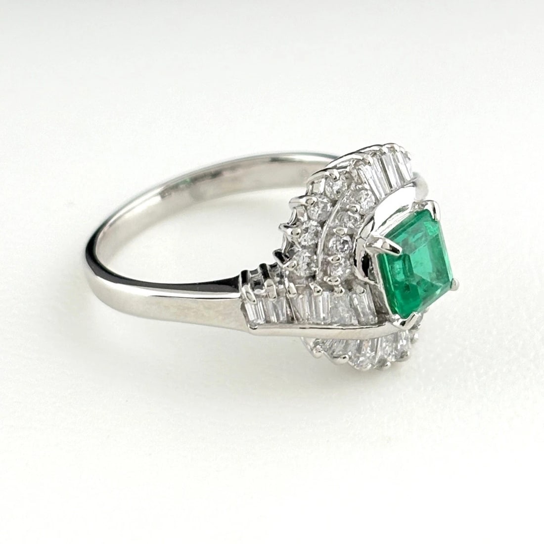 EMERALD DESIGN RING PLATINUM - 4