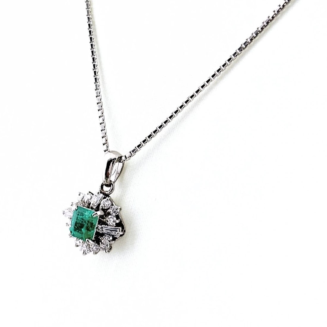 EMERALD DESIGN NECKLACE: Emerald design necklace Brand: Unbranded Type/Style: Necklace Material: Pt900 ?Pt850, Main Stone Emerald Color: Silver Size: Chain / code 40cm(15.7") Chain width 1.0mm(0.0") Total length of the pendan