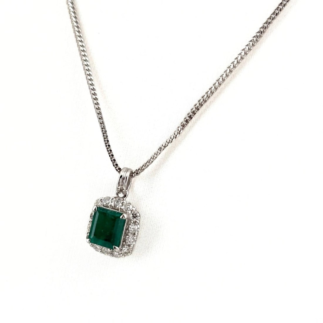 EMERALD DESIGN NECKLACE PLATINUM PENDANT: Emerald design necklace Platinum Pendant Brand: Unbranded Type/Style: Necklace Material: Pt900 ?Pt850, Main Stone Emerald Color: Silver Size: Chain / code 44cm(17.3") Chain width 1.1mm(0.0") Total