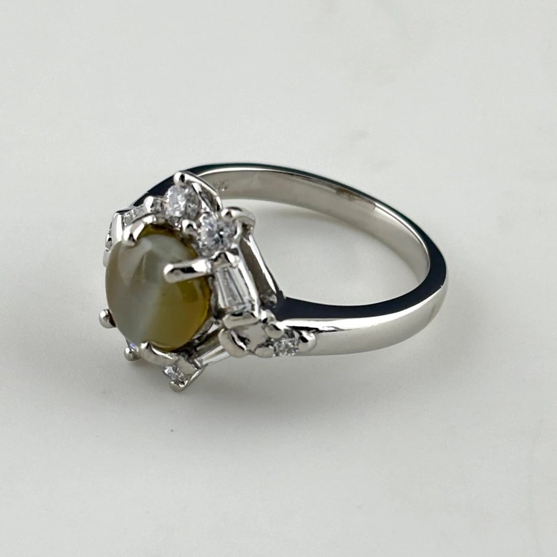 CHRYSOBERYL CAT'S EYE DESIGN RING: Chrysoberyl cat's eye design ring Brand: Unbranded Type/Style: Ring Material: Pt900, Color: Silver Size: US 6 Accessories: None Accessories Notice: When purchasing pre-owned goods, please refer to
