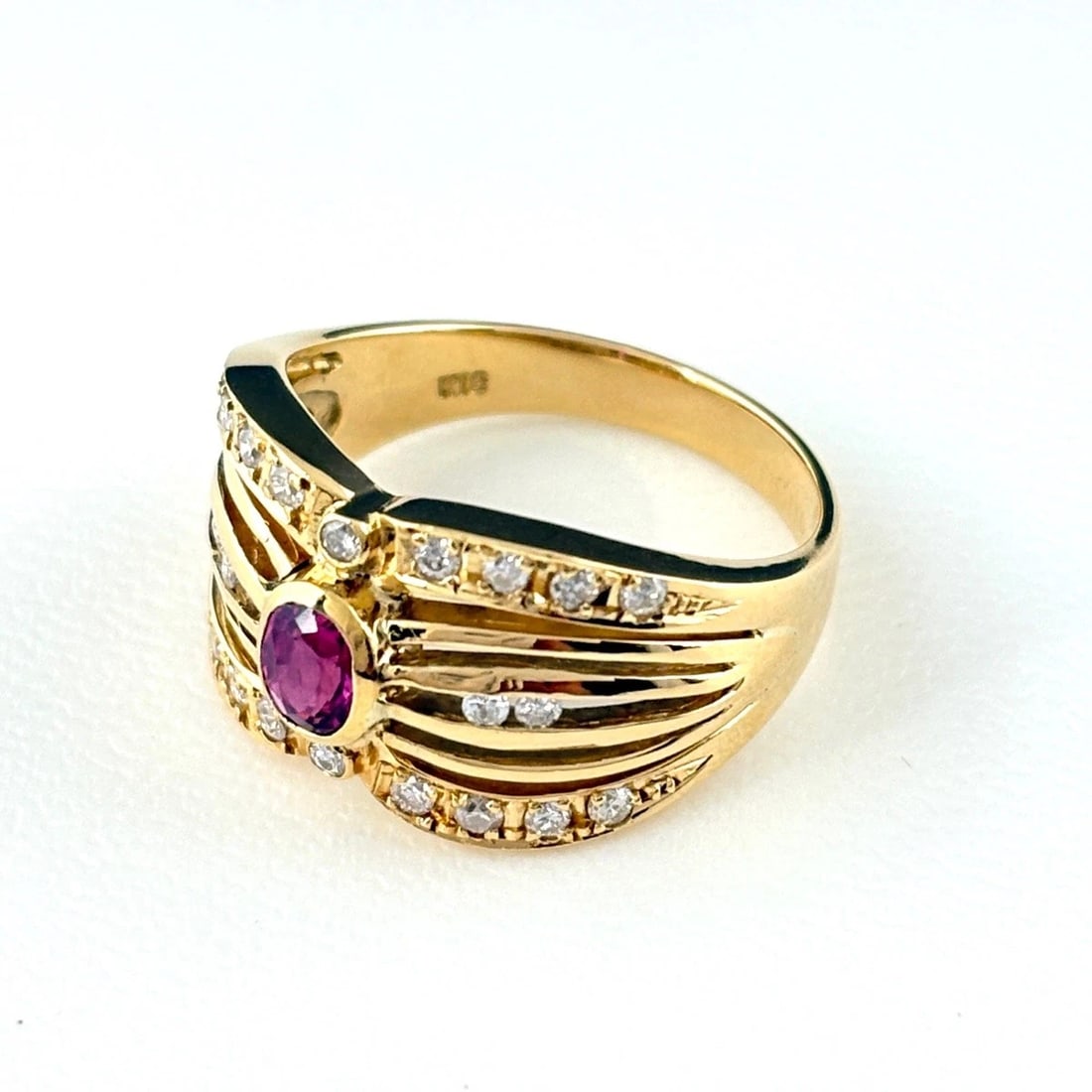 RUBY DESIGN YELLOWGOLD RING: ruby design YellowGold ring Brand: Unbranded Type/Style: Ring Material: 18K YG, Main Stone Ruby Color: YG Size: US 6.5 to 7 Accessories: None Accessories Notice: When purchasing pre-owned goods,