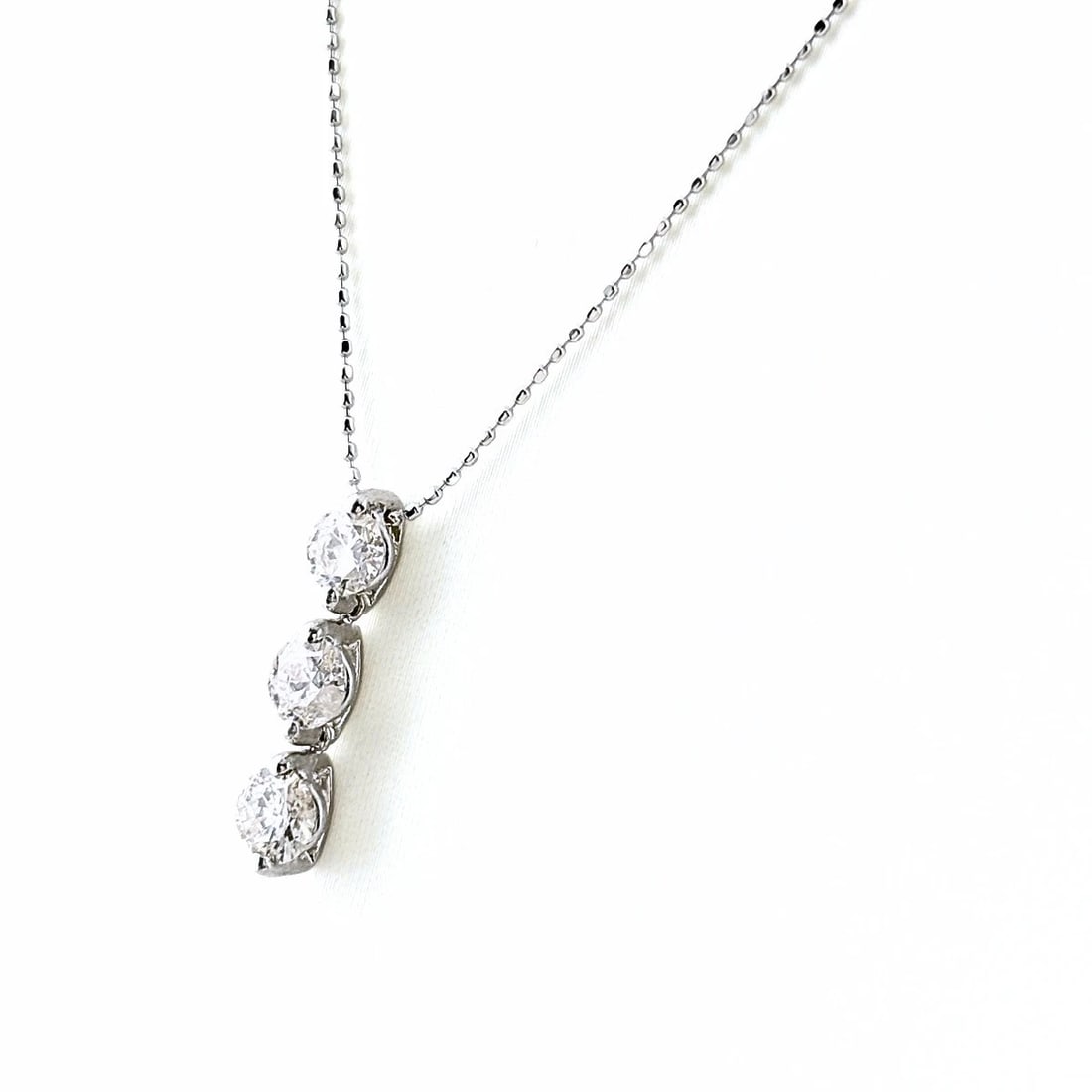 MELEE DIAMOND DESIGN NECKLACE: melee diamond design necklace Brand: Unbranded Type/Style: Necklace Material: 18K WG, Main Stone Natural Color: WG Size: Chain / code 45cm(17.7") Chain width 0.7mm(0.0") Pendant size 19.4?4.5mm(0.8")