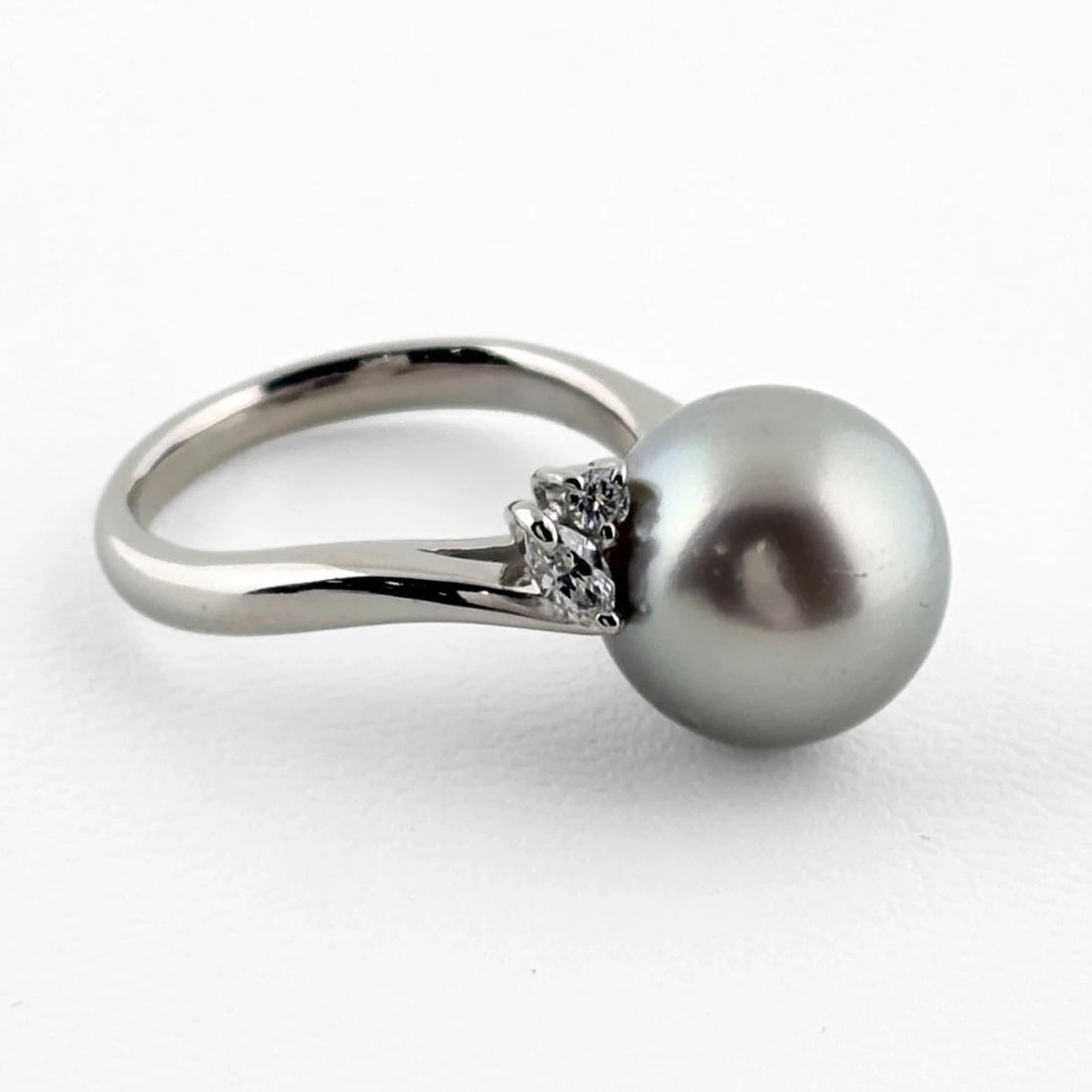 PEARL DESIGN RING PLATINUM: pearl design ring Platinum Brand: Unbranded Type/Style: Ring Material: Pt900, Color: Silver Size: US 8.5 Accessories: None Accessories Notice: When purchasing pre-owned goods, please refer