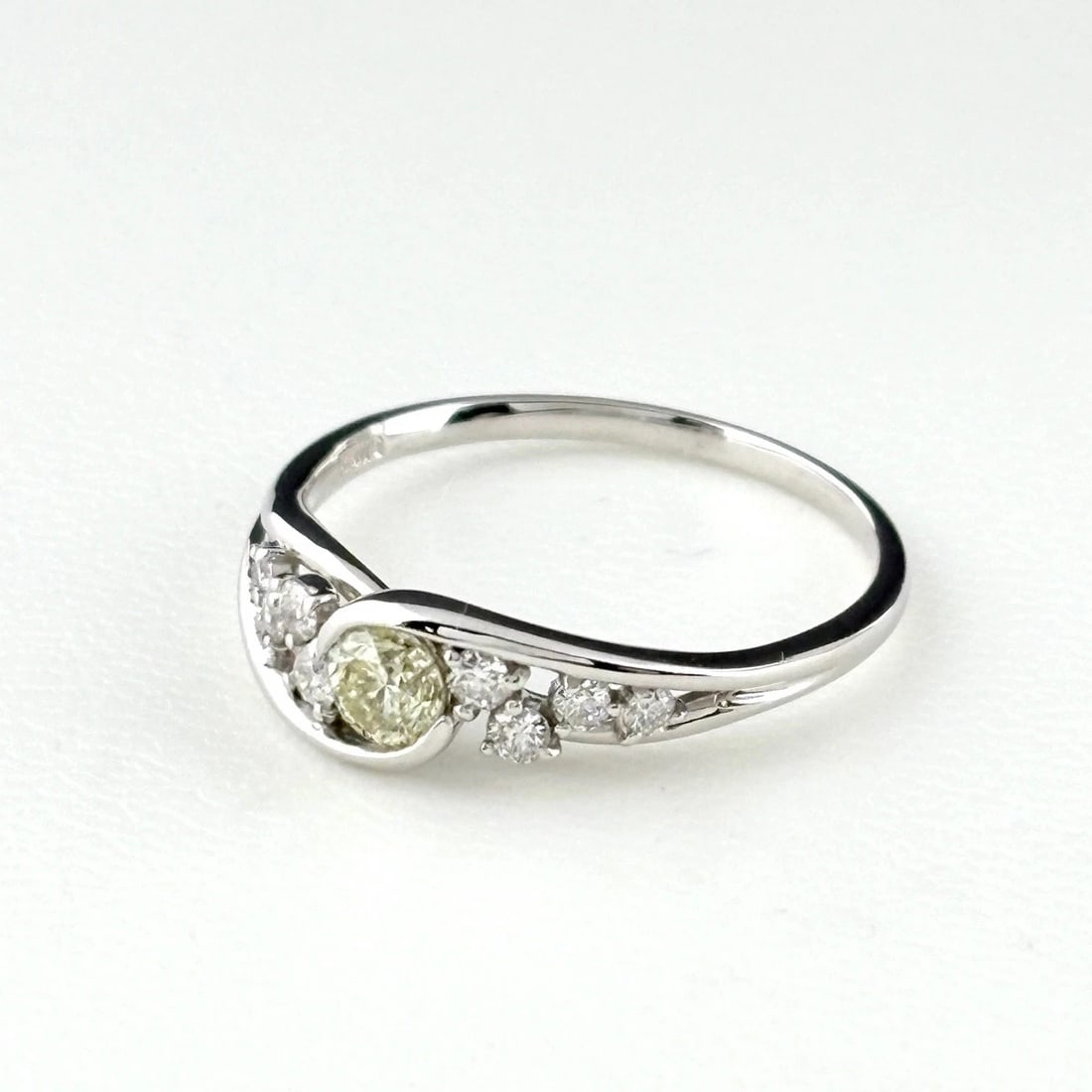 DIAMOND DESIGN RING: diamond design ring Brand: Unbranded Type/Style: Ring Material: 18K ?WG, Main Stone Natural Color: WG Size: US 8.5 Accessories: None Accessories Notice: When purchasing pre-owned goods, please refer