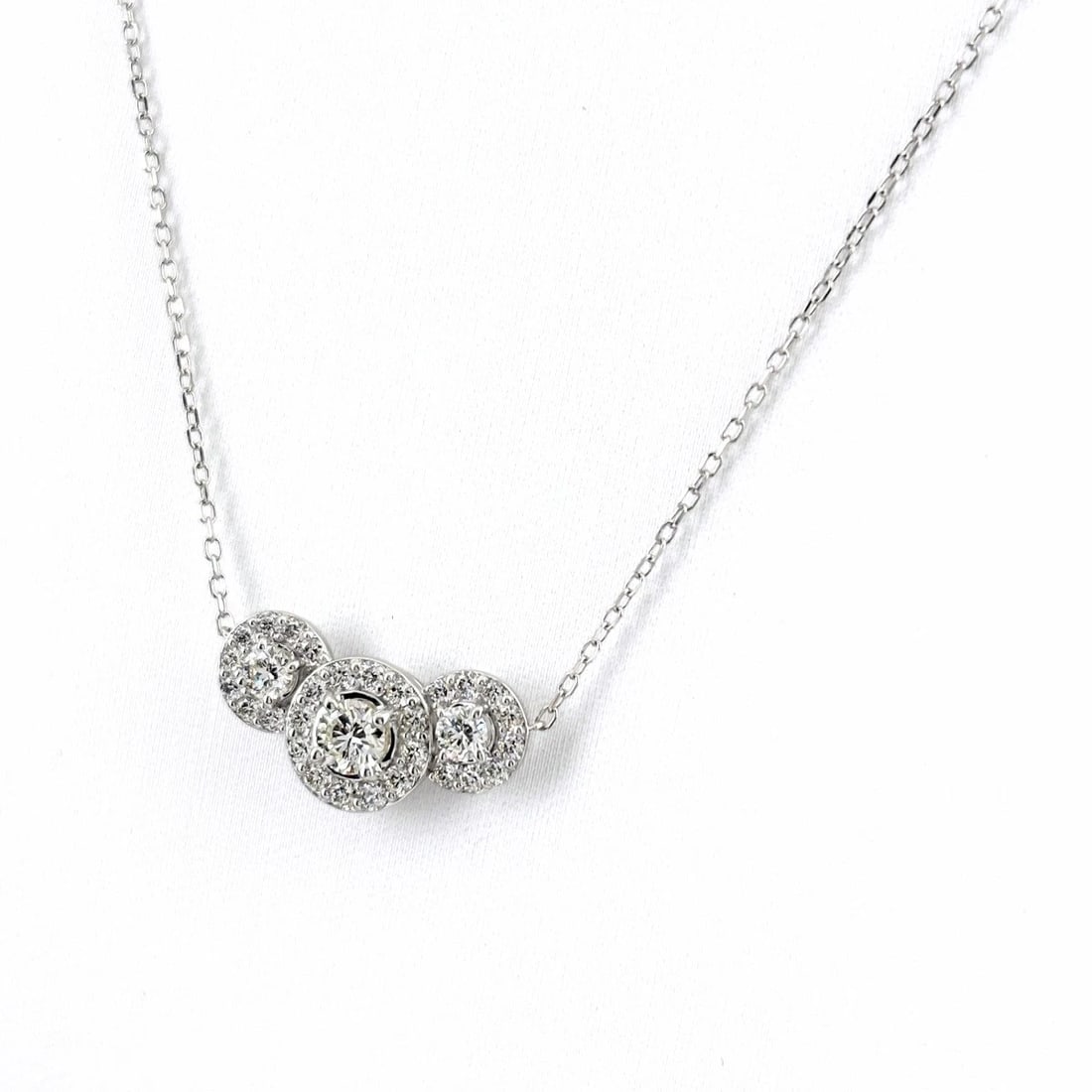 MELEE DIAMOND DESIGN NECKLACE: melee diamond design necklace Brand: Unbranded Type/Style: Necklace Material: Pt950 ?Pt850, Main Stone Natural Color: Silver Size: Chain / code 45cm(17.7") Chain width 0.9mm(0.0") Pendant size