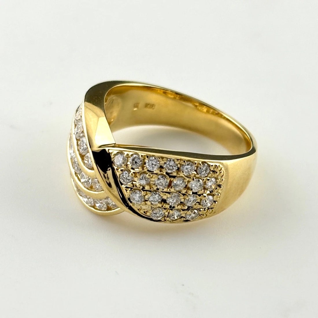 MELEE DIAMOND DESIGN RING: melee diamond design ring Brand: Unbranded Type/Style: Ring Material: 18K YG, Main Stone Natural Color: YG Size: US 6 to 6.5 Accessories: None Accessories Notice: When purchasing pre-owned goods,