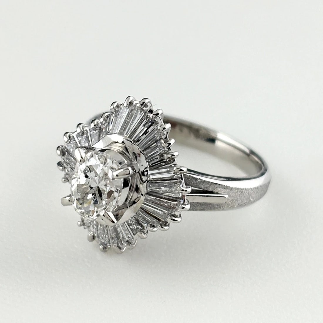 DIAMOND DESIGN RING: diamond design ring Brand: Unbranded Type/Style: Ring Material: Pt900, Main Stone Natural Color: Silver Size: US 7 to 7.5 Accessories: None Accessories Notice: When purchasing pre-owned goods, please