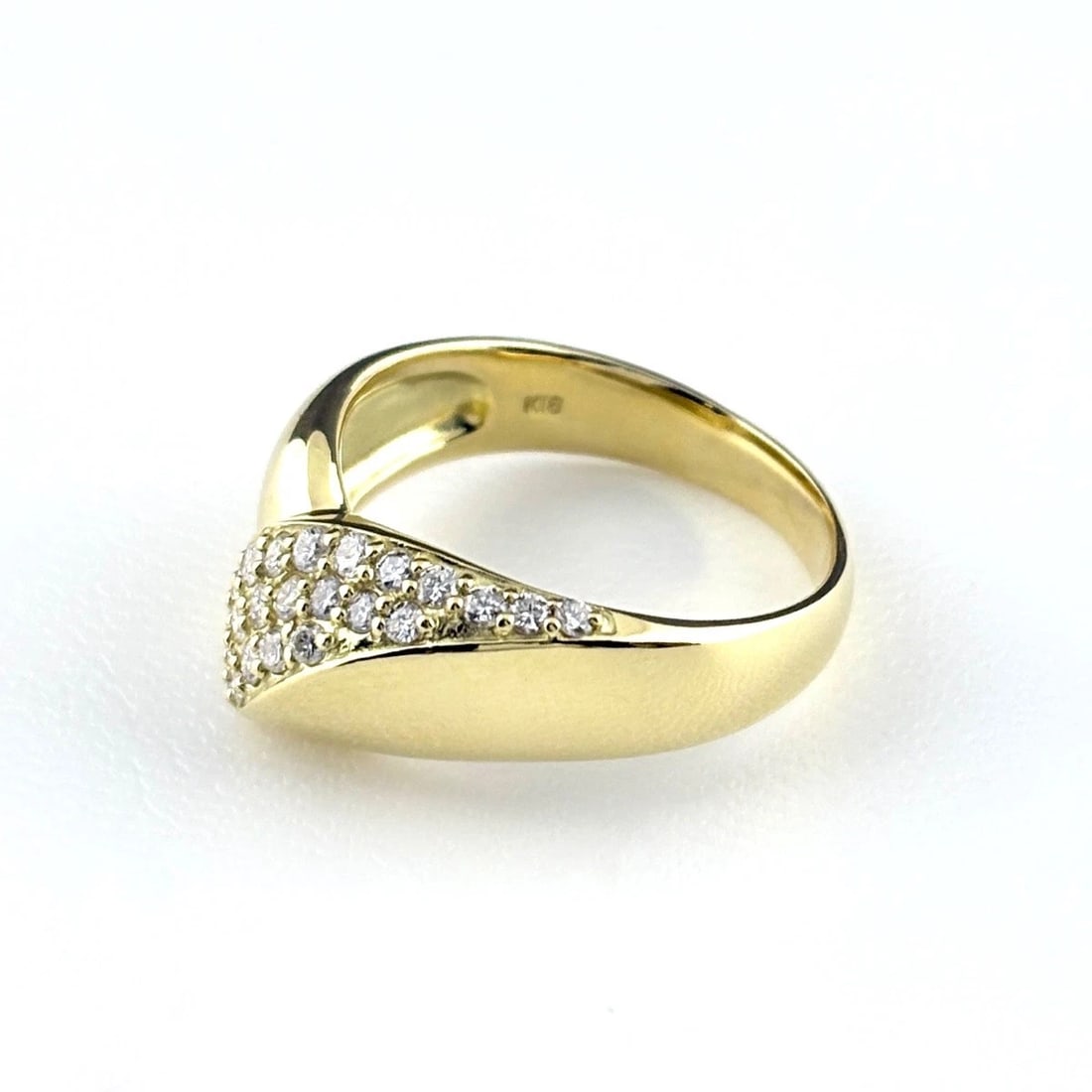 MELEE DIAMOND DESIGN RING: melee diamond design ring Brand: Unbranded Type/Style: Ring Material: 18K YG, Main Stone Natural Color: YG Size: US 8 Accessories: None Accessories Notice: When purchasing pre-owned goods, please
