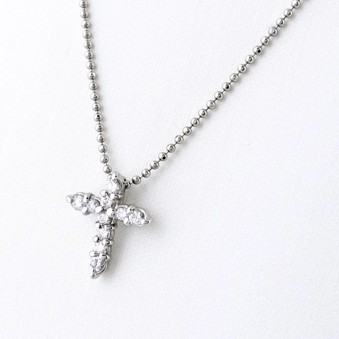 CROSS MOTIF DESIGN NECKLACE: Cross motif design Necklace Brand: Unbranded Type/Style: Necklace Material: Pt900 ?Pt850, Main Stone Natural Color: Silver Size: Chain / code 45cm(17.7") Chain width 1.1mm(0.0") Pendant size