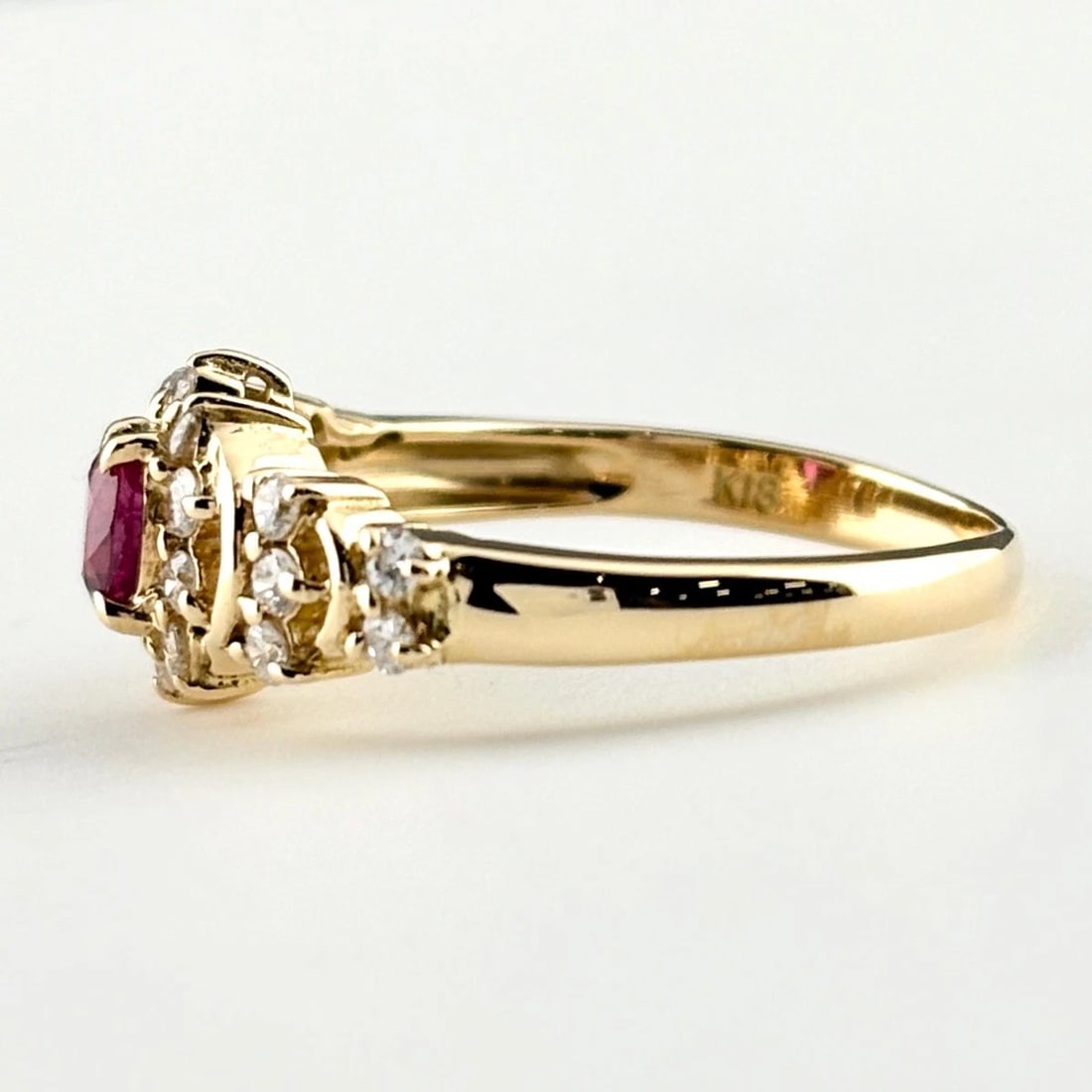 RUBY DESIGN RING YG: ruby design ring YG Brand: Unbranded Type/Style: Ring Material: 18K YG, Main Stone Ruby Color: YG Size: US 6.5 to 7 Accessories: None Accessories Notice: When purchasing pre-owned goods, please refer