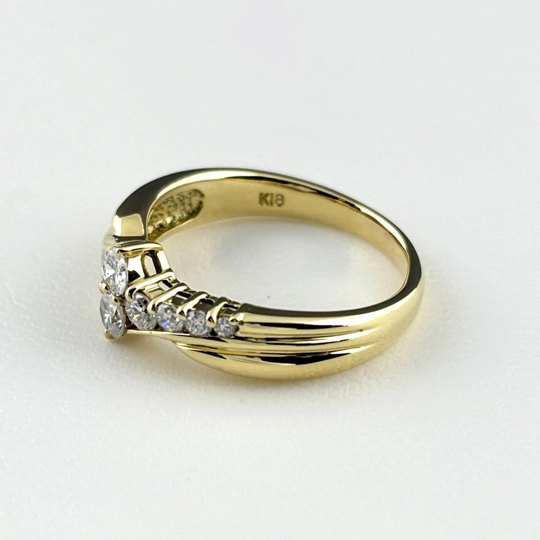 MELEE DIAMOND DESIGN RING: melee diamond design ring Brand: Unbranded Type/Style: Ring Material: 18K YG, Main Stone Natural Color: YG Size: US 6.5 to 7 Accessories: None Accessories Notice: When purchasing pre-owned goods,