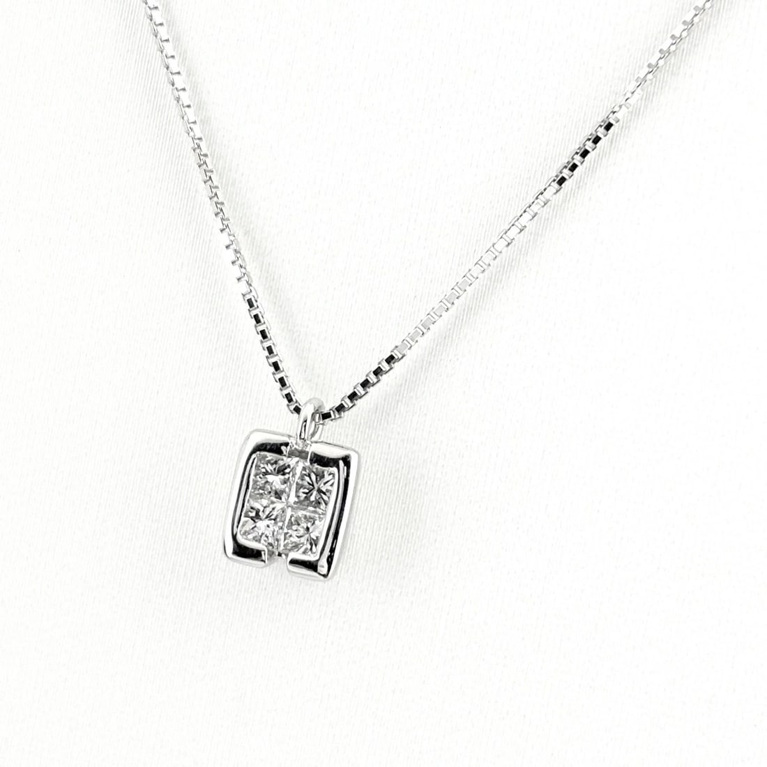 MELEE DIAMOND DESIGN NECKLACE: melee diamond design necklace Brand: Unbranded Type/Style: Necklace Material: Pt900 ?Pt850, Main Stone Natural Color: Silver Size: Chain / code 40cm(15.7") Chain width 0.6mm(0.0") Pendant size