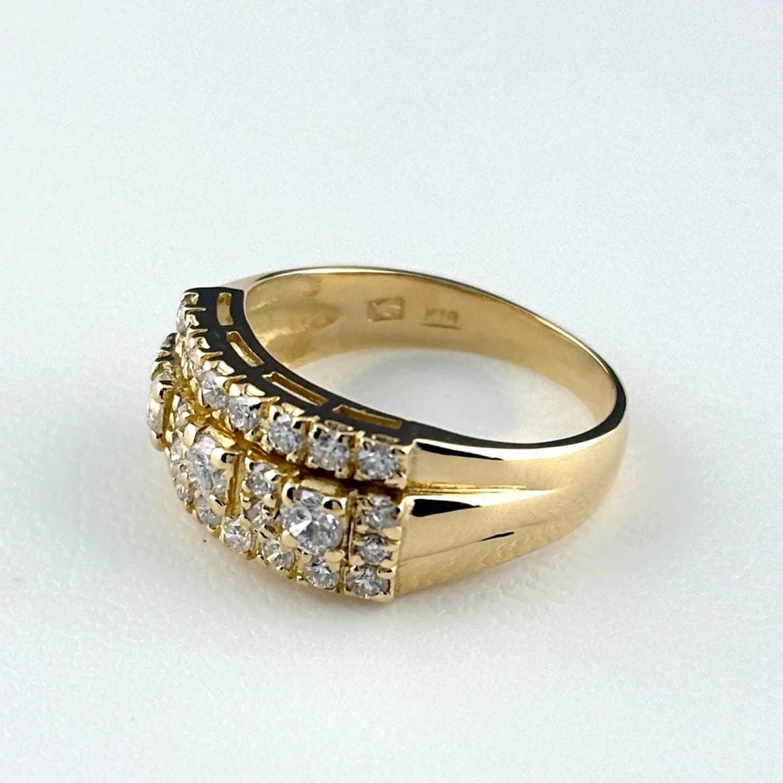 MELEE DIAMOND DESIGN RING: melee diamond design ring Brand: Unbranded Type/Style: Ring Material: 18K YG, Main Stone Natural Color: YG Size: US 5.5 Accessories: None Accessories Notice: When purchasing pre-owned goods, please