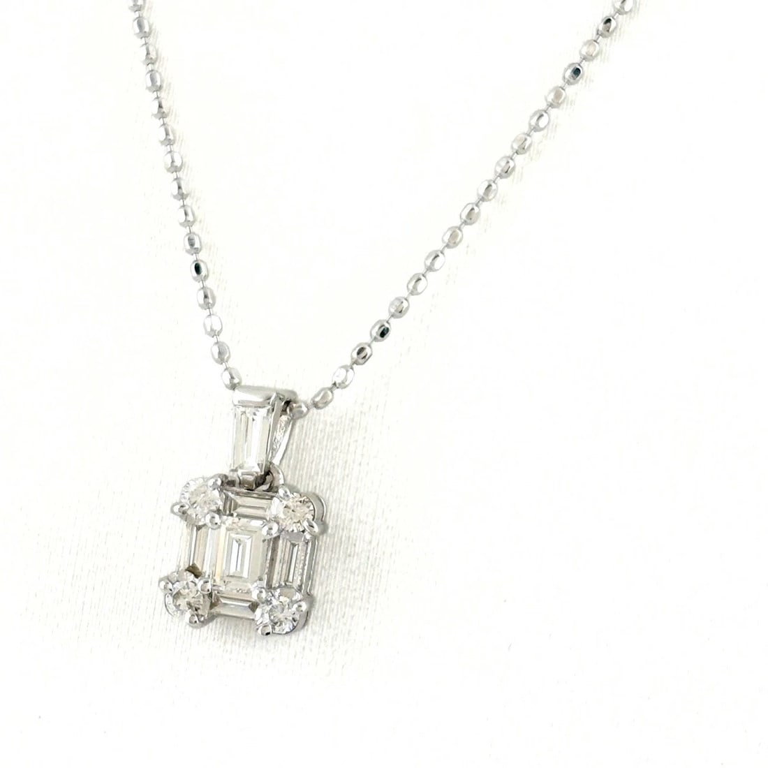 MELEE DIAMOND DESIGN NECKLACE: melee diamond design necklace Brand: Unbranded Type/Style: Necklace Material: 18K WG, Main Stone Natural Color: WG Size: Chain / code 45cm(17.7") Chain width 0.7mm(0.0") Total length of the pendant
