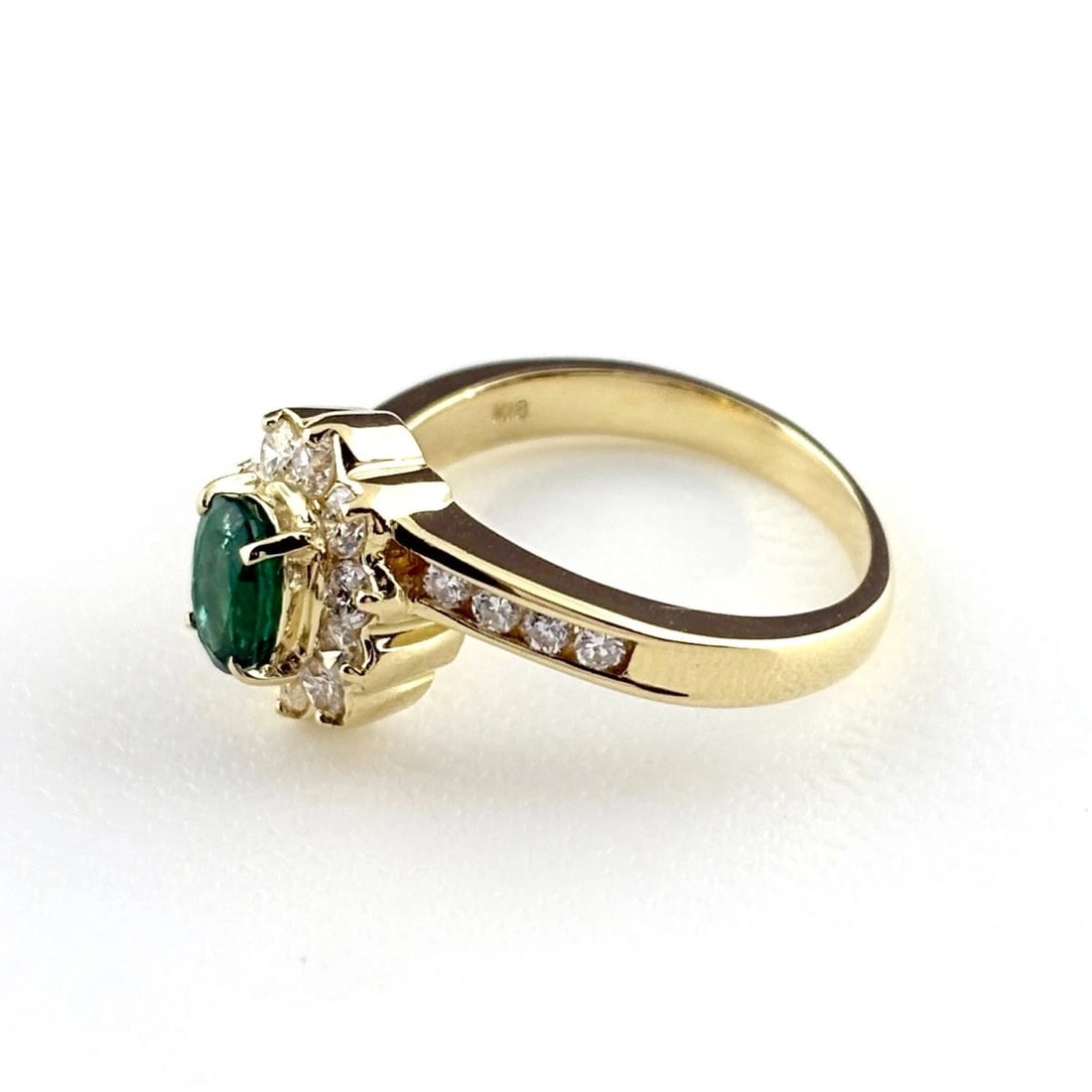 EMERALD DESIGN RING: emerald design ring Brand: Unbranded Type/Style: Ring Material: 18K YG, Main Stone Emerald Color: YG Size: US 5.5 Accessories: None Accessories Notice: When purchasing pre-owned goods, please refer
