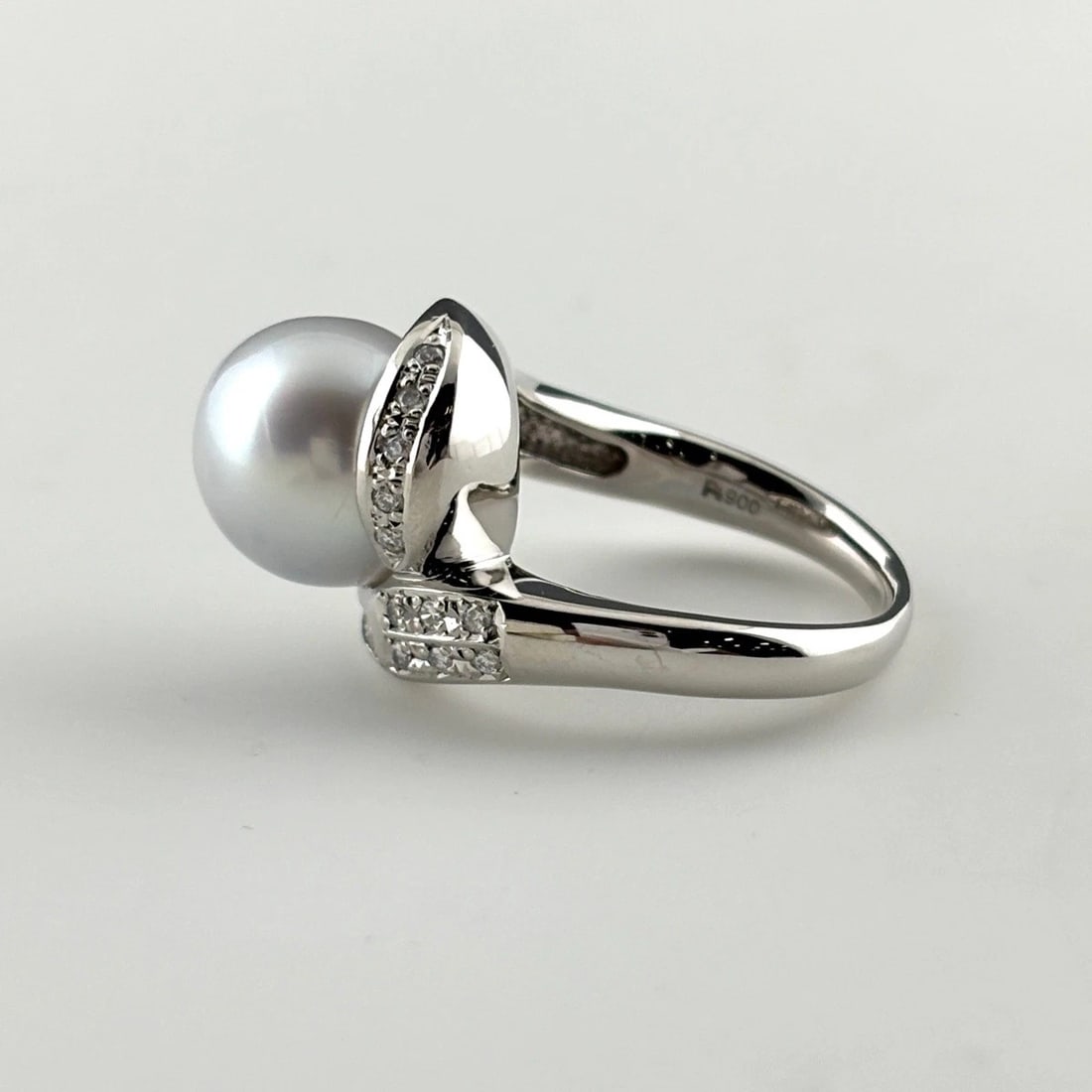 PEARL DESIGN RING PLATINUM: pearl design ring Platinum Brand: Unbranded Type/Style: Ring Material: Pt900, Color: Silver Size: US 7 to 7.5 Accessories: None Accessories Notice: When purchasing pre-owned goods, please refer to