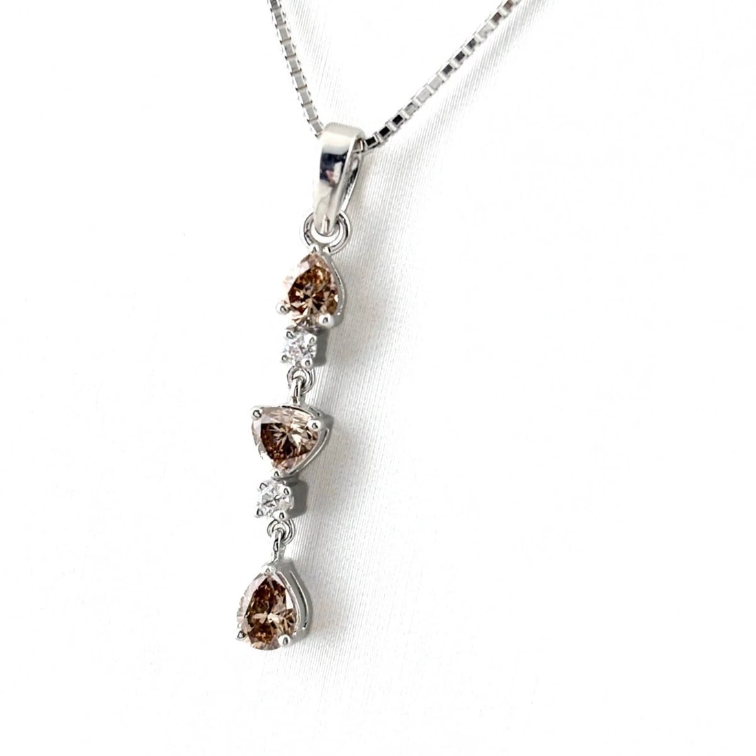 MELEE DIAMOND DESIGN NECKLACE: melee diamond design necklace Brand: Unbranded Type/Style: Necklace Material: 18K WG, Main Stone Natural Color: WG Size: Chain / code 45cm(17.7") Chain width 1.0mm(0.0") Total length of the pendant