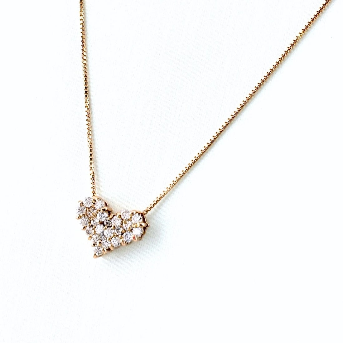 HEART MOTIF DESIGN NECKLACE: Heart motif design Necklace Brand: Unbranded Type/Style: Necklace Material: 18K PG, Main Stone Natural Color: PG Size: Chain / code 45cm(17.7") Chain width 0.6mm(0.0") Pendant size 8.3?10.2mm(0.3")