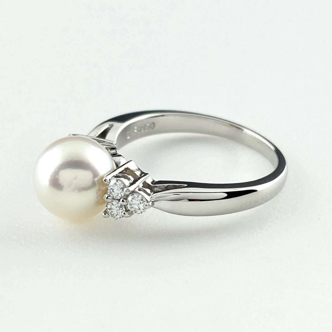 MIKIMOTO PEARL DESIGN RING: MIKIMOTO pearl design ring Brand: MIKIMOTO Type/Style: Ring Material: Pt950, Color: Silver Size: US 5 to 5.5 Accessories: None Accessories Notice: When purchasing pre-owned goods, please refer to the