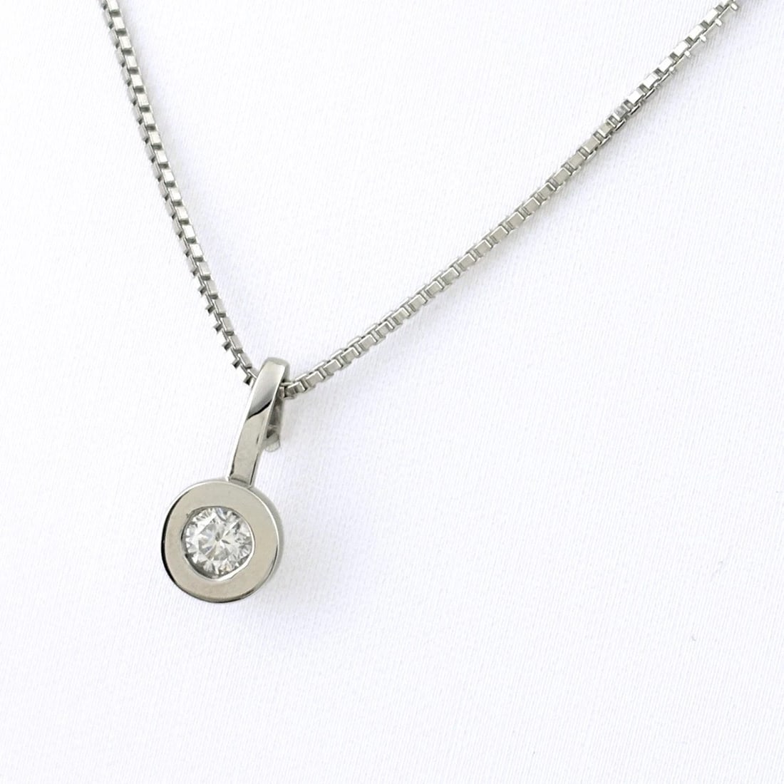 MELEE DIAMOND DESIGN NECKLACE: melee diamond design necklace Brand: Unbranded Type/Style: Necklace Material: Pt900, Main Stone Natural Color: Silver Size: Chain / code 40cm(15.7") Chain width 0.9mm(0.0") Pendant size 13.3?6.5mm(0.5