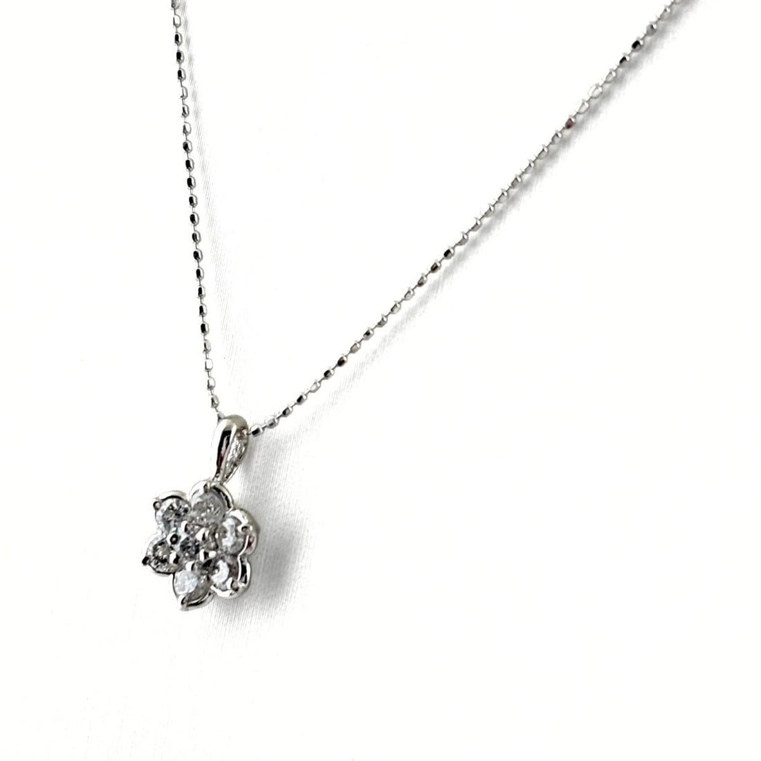 FLOWER MOTIF DESIGN NECKLACE: Flower motif design Necklace Brand: Unbranded Type/Style: Necklace Material: 18K ?WG, Main Stone Natural Color: WG Size: Chain / code 40cm(15.7") Chain width 0.7mm(0.0") Pendant size 14.0?8.5mm(0.6") 