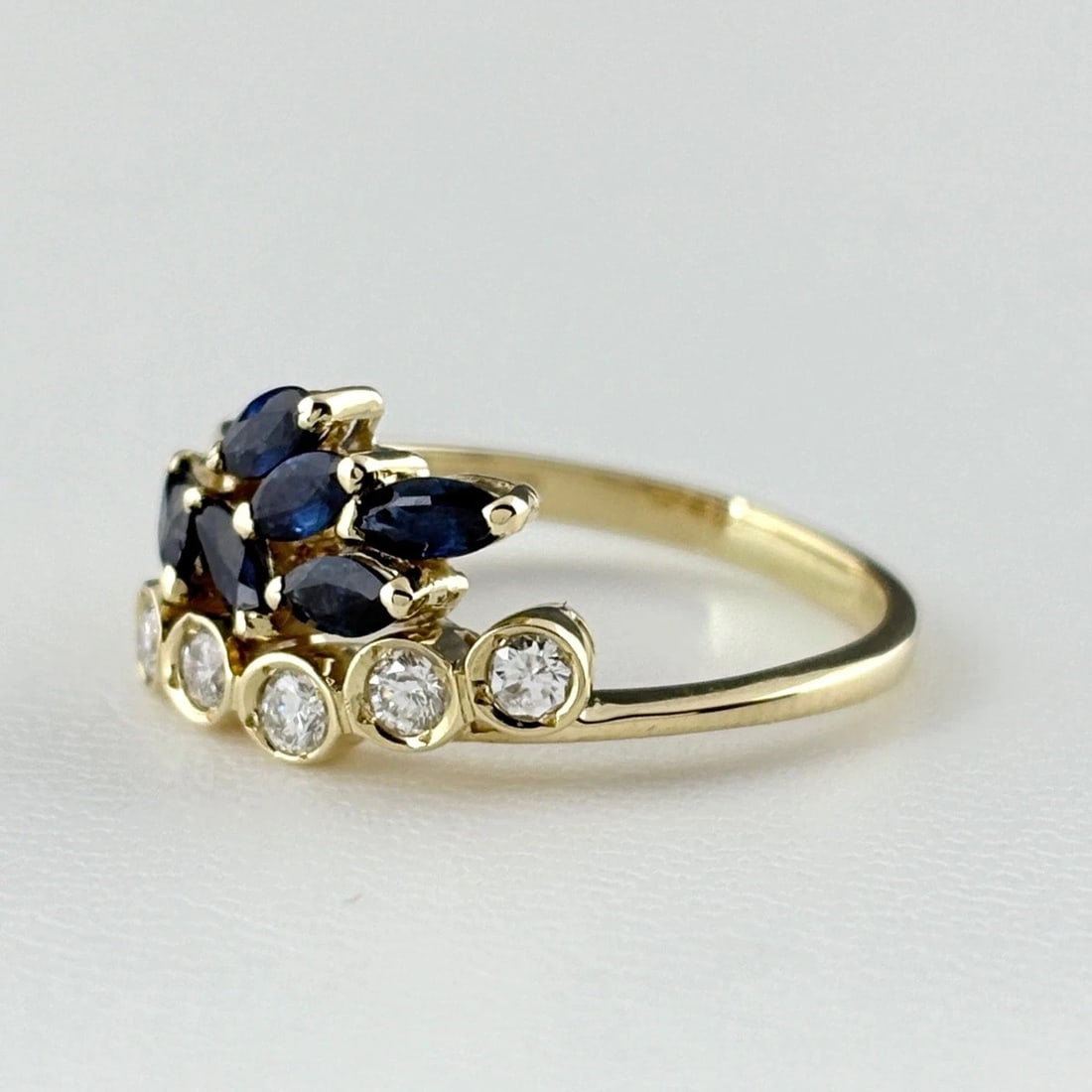 WALTHAM SAPPHIRE DESIGN RING: WALTHAM sapphire design ring Brand: WALTHAM Type/Style: Ring Material: 750 YG , Main Stone sapphire Color: YG Size: US 6.5 to 7 Accessories: None Accessories Notice: When purchasing pre-ow