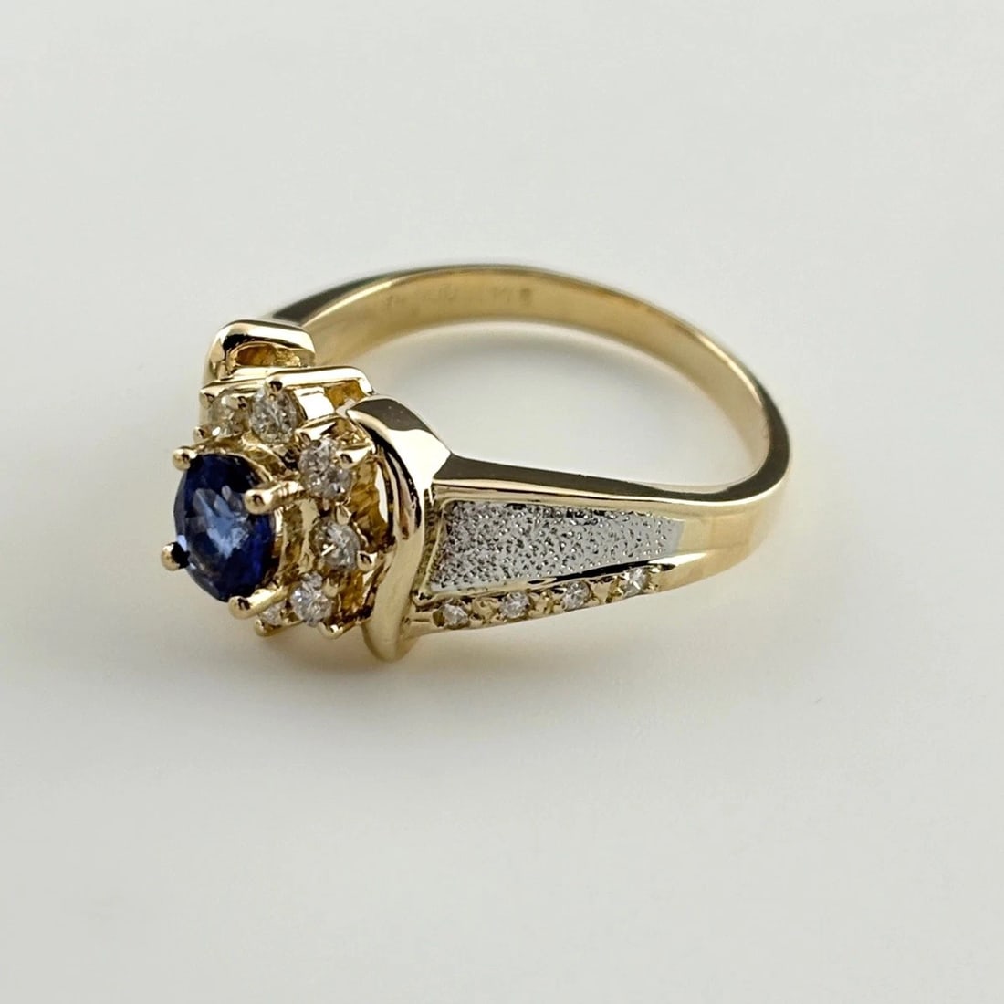 SAPPHIRE DESIGN RING: sapphire design ring Brand: Unbranded Type/Style: Ring Material: 18KYG?Pt900, Main Stone Natural Color: YG Silver Size: US 6.5 to 7 Accessories: None Accessories Notice: When purchasing pre-owned