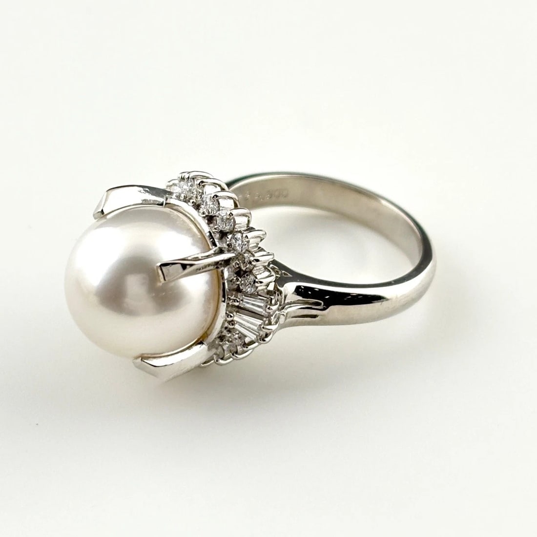 PEARL DESIGN RING: pearl design ring Brand: Unbranded Type/Style: Ring Material: Pt900, Color: Silver Size: US 6 Accessories: None Accessories Notice: When purchasing pre-owned goods, please refer to the pho