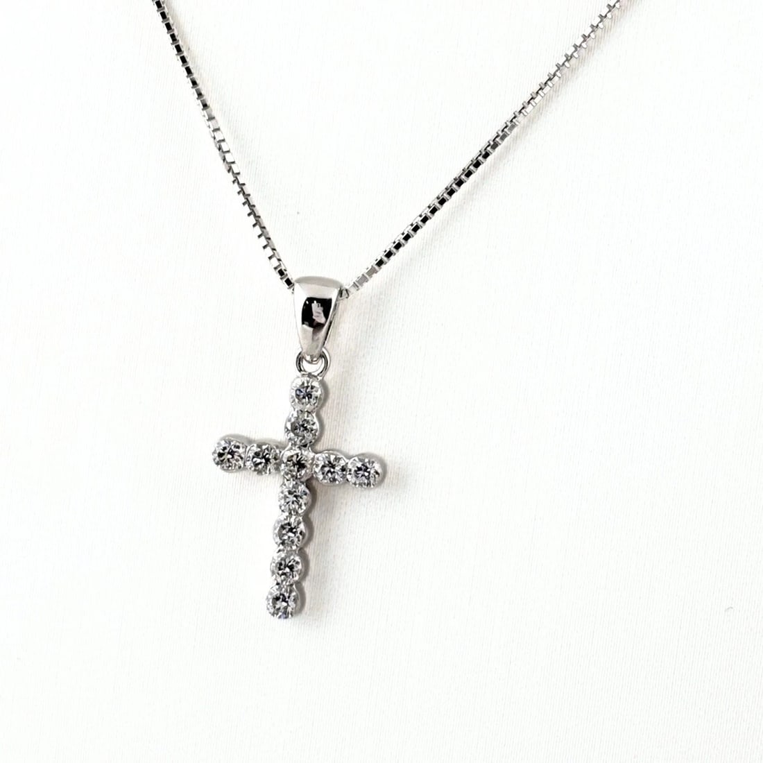CROSS MOTIF DESIGN NECKLACE: Cross motif design Necklace Brand: Unbranded Type/Style: Necklace Material: 18K WG, Main Stone Natural Color: WG Size: Chain / code 45cm(17.7") Chain width 0.6mm(0.0") Total length of the pendant head