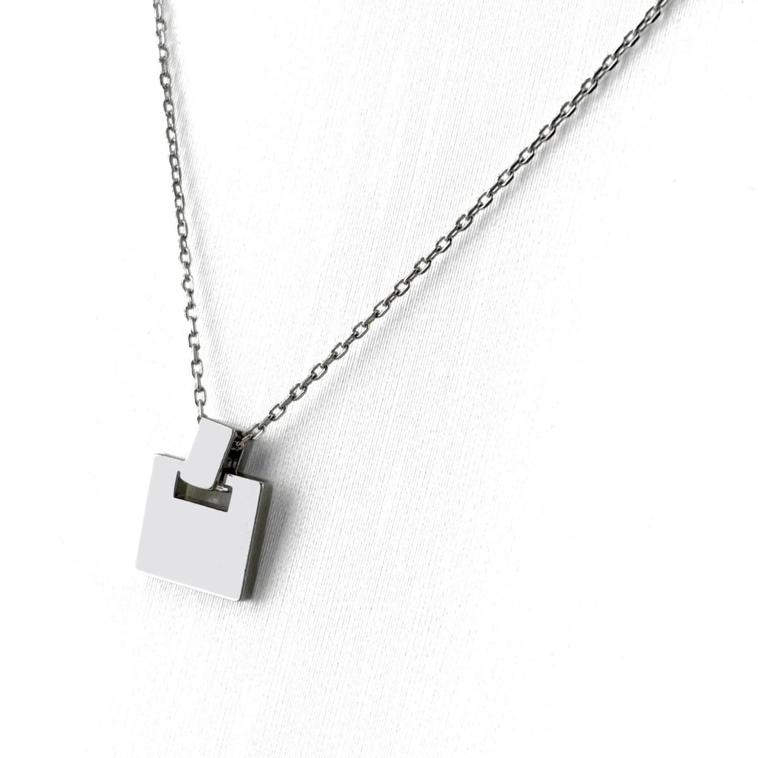 BURBERRY NECKLACE: BURBERRY Necklace Brand: BURBERRY Type/Style: Necklace Material: 18K WG, Color: WG Size: Chain / code 40cm(15.7") Pendant size 10.1?7.6mm(0.4") Accessories: None Accessories Notice: When purchasing