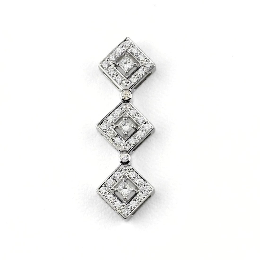 TASAKI MELEE DIAMOND PENDANT HEAD: TASAKI melee diamond Pendant Head Brand: TASAKI Type/Style: Pendant Head Material: 18K WG, Color: WG Size: Pendant size 34.0?11.1mm(1.3") Inside diameter of the bail 3.5?1.5mm(0.1") Accessories: None