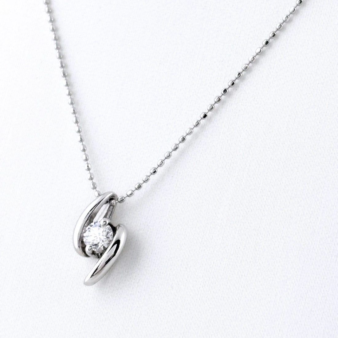 MELEE DIAMOND DESIGN NECKLACE: melee diamond design necklace Brand: Unbranded Type/Style: Necklace Material: Pt900, Color: PT Size: Chain / code 40.5cm(15.9") Pendant size 11.9?6.7mm(0.5") Accessories: None Accessories