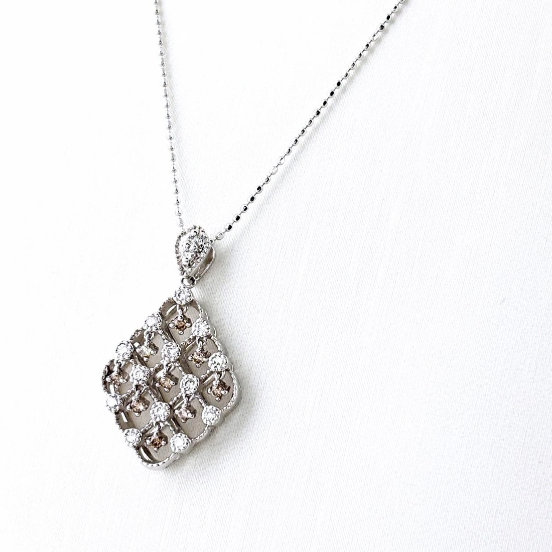 MELEE DIAMOND DESIGN NECKLACE: melee diamond design necklace Brand: Unbranded Type/Style: Necklace Material: Pt900 18K WG, Color: PT WG Size: Chain / code 45cm(17.7") Total length of the pendant head including a bail