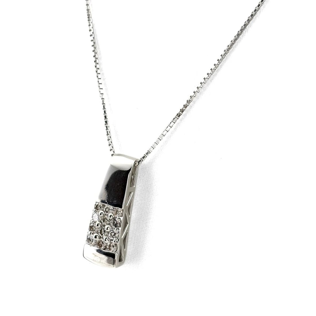 MELEE DIAMOND DESIGN NECKLACE: melee diamond design necklace Brand: Unbranded Type/Style: Necklace Material: 18K WG, Color: WG Size: Chain / code 45cm(17.7") Pendant size 21.7?7.5mm(0.9") Accessories: None Accessories Notice: When