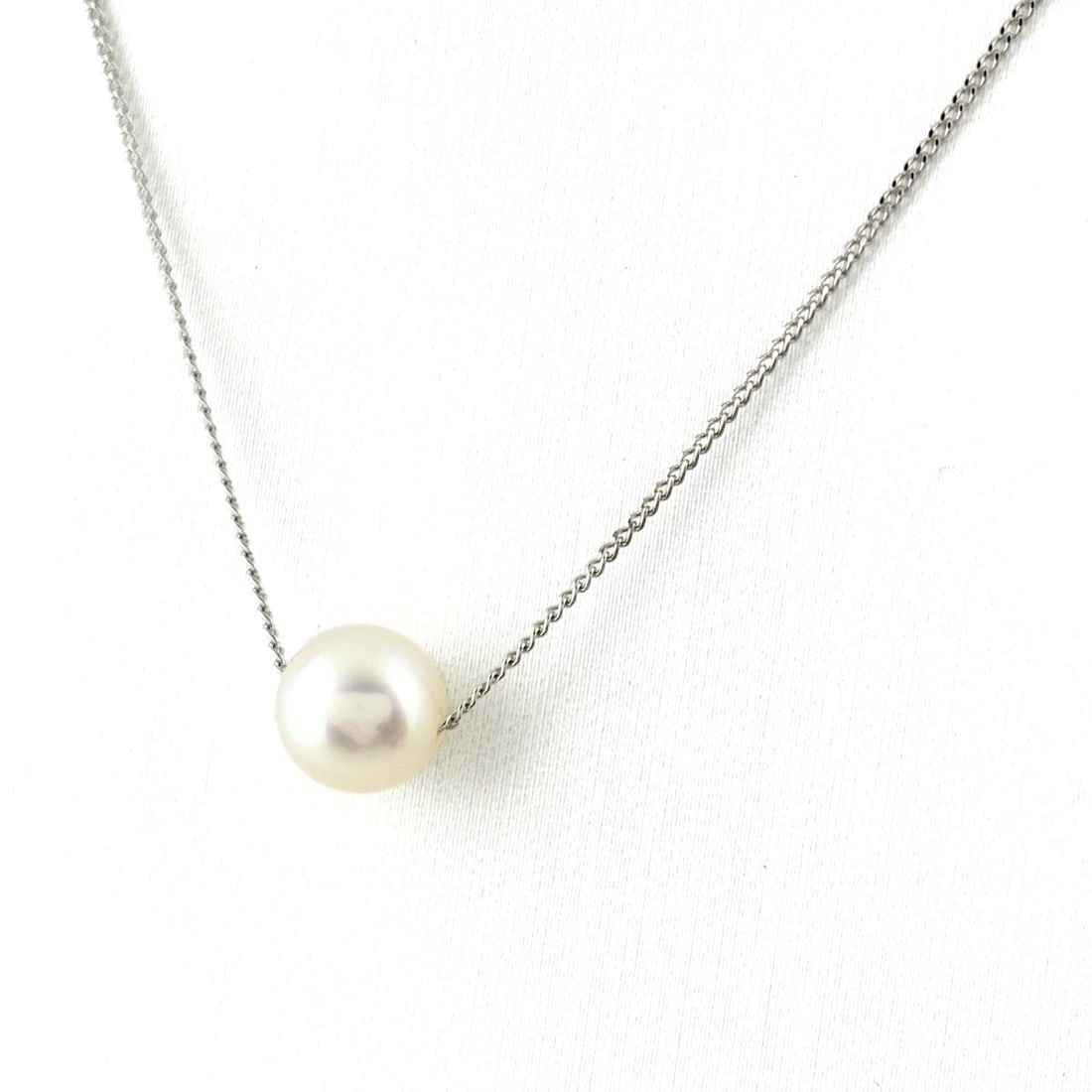 TASAKI PEARL DESIGN NECKLACE: TASAKI Pearl design necklace Brand: TASAKI Type/Style: Necklace Material: 18K WG, Main Stone Pearl Color: WG Size: Chain / code 41cm(16.1") Accessories: None Accessories Notice: When purchasing