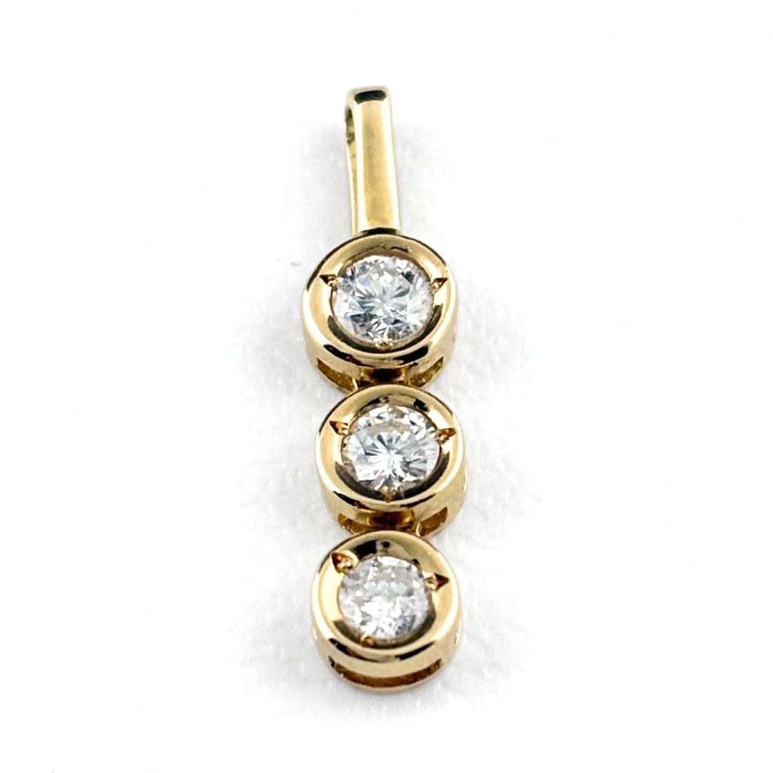 MELEE DIAMOND DESIGN PENDANT HEAD: melee diamond design pendant head Brand: Unbranded Type/Style: Pendant Head Material: 18K YG, Color: YG Size: Total length of the pendant head including a bail 20.3?4.2mm(0.8") Inside diameter of the