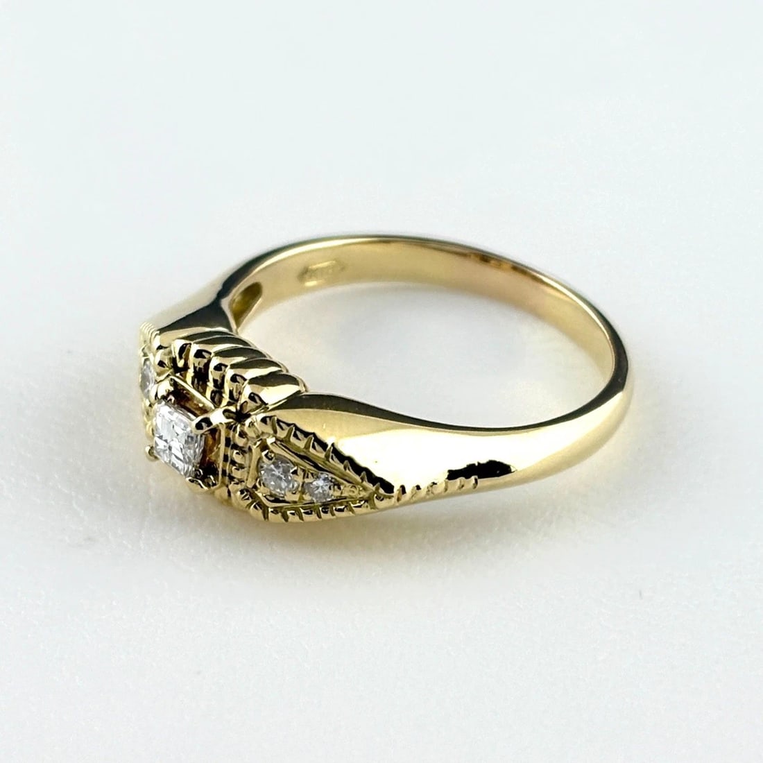 MELEE DIAMOND DESIGN RING: melee diamond design ring Brand: Unbranded Type/Style: Ring Material: 18K YG, Color: YG Size: US 7.5 to 8 Accessories: None Accessories Notice: When purchasing pre-owned goods, please refe