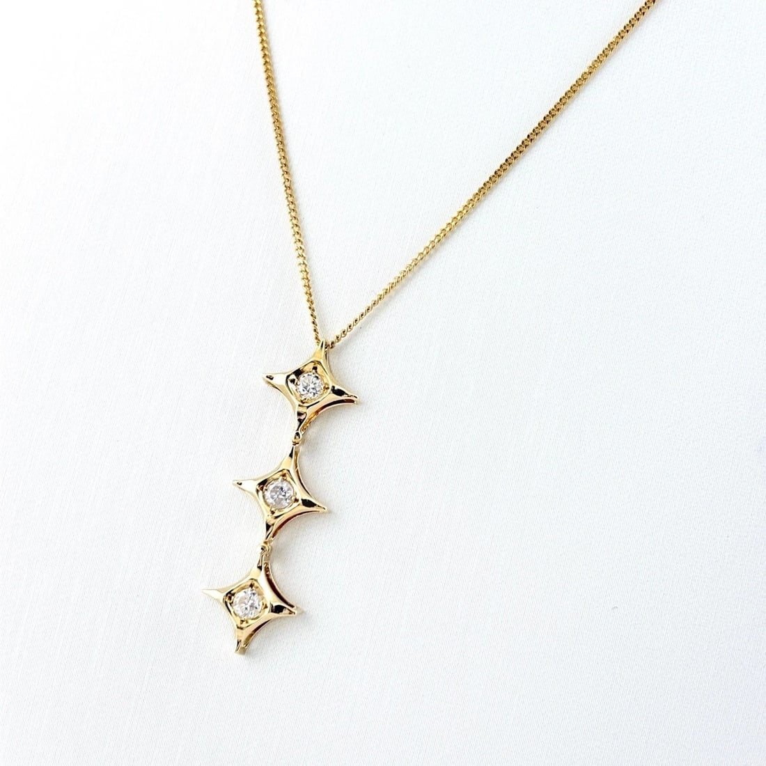 MELEE DIAMOND DESIGN NECKLACE: melee diamond design necklace Brand: Unbranded Type/Style: Necklace Material: 18K YG, Color: YG Size: Chain / code 40cm(15.7") Pendant size 33.0?10.3mm(1.3") Accessories: None Accessories