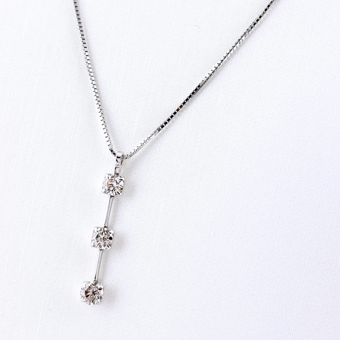 MELEE DIAMOND DESIGN NECKLACE: melee diamond design necklace Brand: Unbranded Type/Style: Necklace Material: 18K WG, Color: WG Size: Chain / code 44.5cm(17.5") Total length of the pendant head including a bail 24.2?3.4mm(1.0")