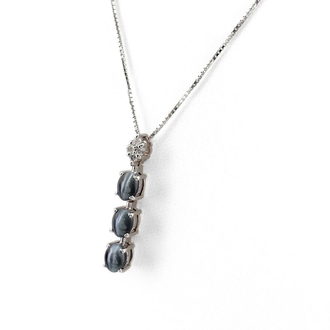 CHRYSOBERYL CAT'S EYE DESIGN NECKLACE: Chrysoberyl Cat's Eye Design Necklace Brand: Unbranded Type/Style: Necklace Material: 18K WG, Main Stone Chrysobell Cat's Eye Color: WG Size: Chain / code 45cm(17.7") Pendant size 24.9?4.1mm(1.0")