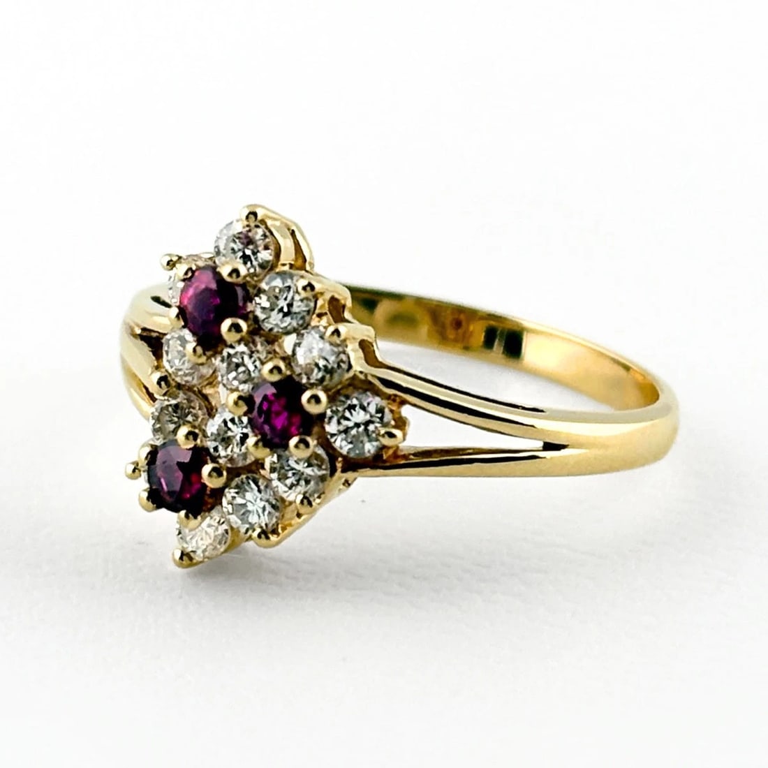 FLOWER MOTIF DESIGN RING: flower motif design ring Brand: Unbranded Type/Style: Ring Material: 18K YG, Color: YG Size: US 6.5 Accessories: None Accessories Notice: When purchasing pre-owned goods, please refer to the photos